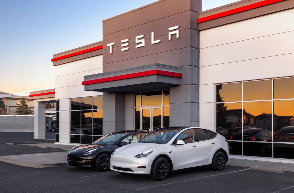 Tesla showroom autonews 2025 1024 x 673