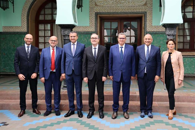 Signature de la convention entre renault groupe et l etat marocain premier ministre aziz akhannouch signe la consvention dinvestissement avec francois provost d g renault groupe