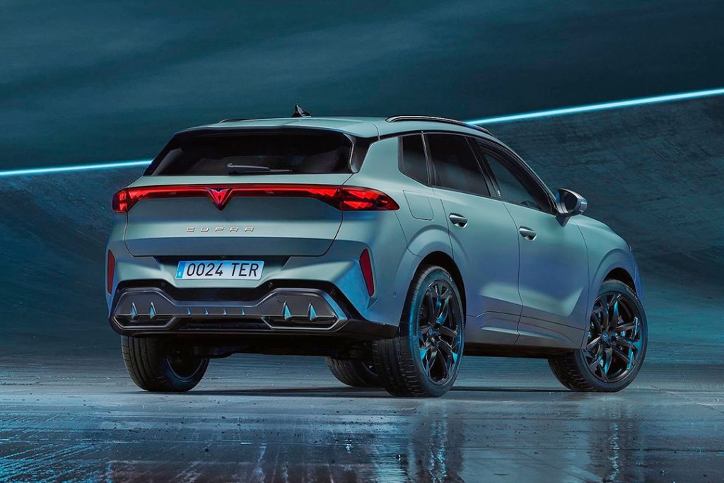La partie arrière du Cupra accentue sa sportivité