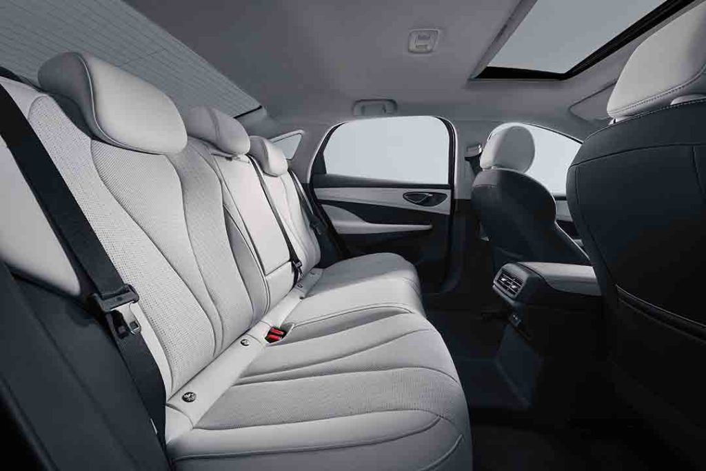 BYD Seal 5 espace arrière berline familiale Maroc