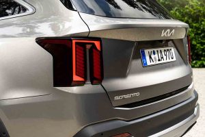 Kia sorento hev exterieur arriere autonews 1