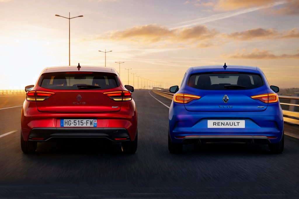 Renault Clio 6 et Clio 5 opposées en vue arrière.
