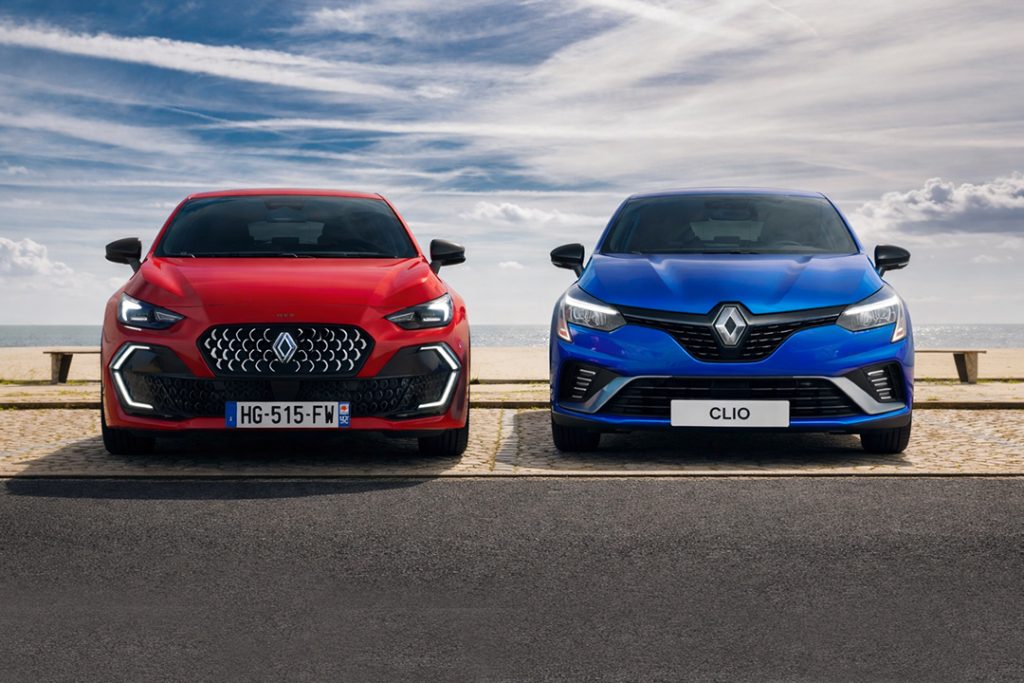 Renault Clio 6 et Clio 5 opposées en vue de face avant.