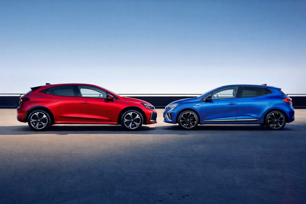 Renault Clio 6 et Clio 5 opposées en vue de profil.