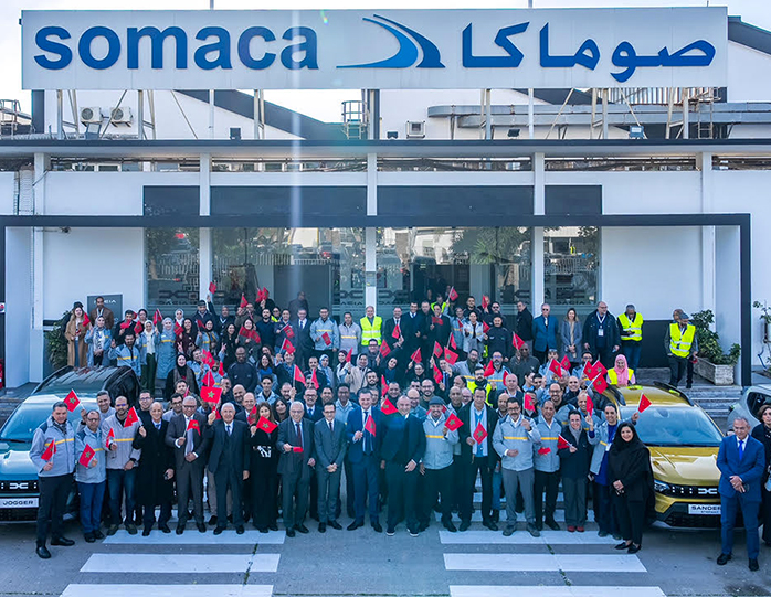 Ryad mezzour ministre de l industrie et du commerce entouré des dirigeants de dacia maroc et des équipes de la s o m a c a devant lentrée principale de lusine de casablanca lors du lancement de la gamme dacia 2026 dacia 2026 lancement officiel gamme somaca