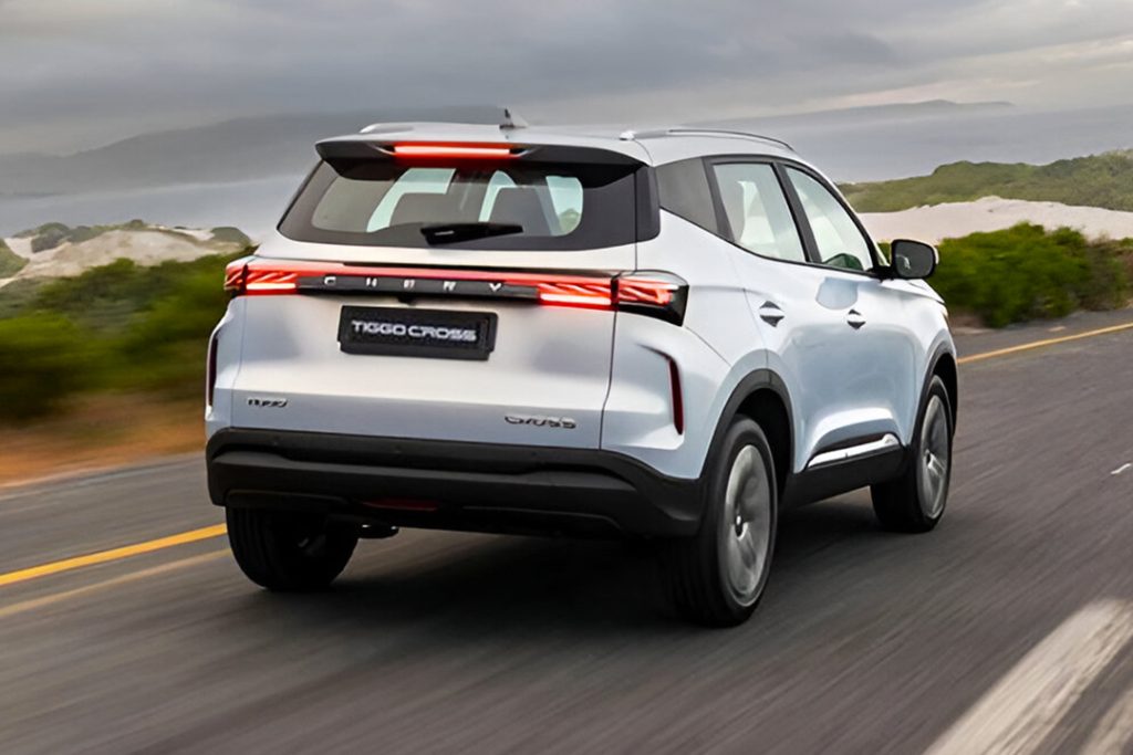 Arrière du Chery Tiggo 4 Cross HEV avec hayon vertical et double sortie d’échappement