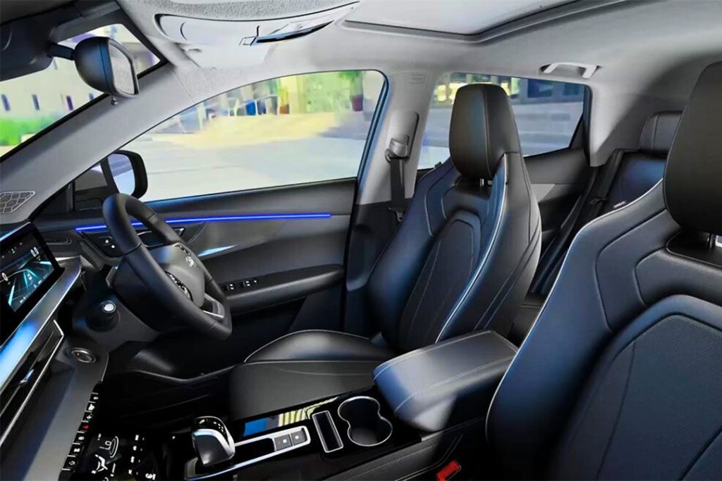 Sièges avant du Chery Tiggo 4 Cross HEV avec réglages électriques et sellerie en similicuir