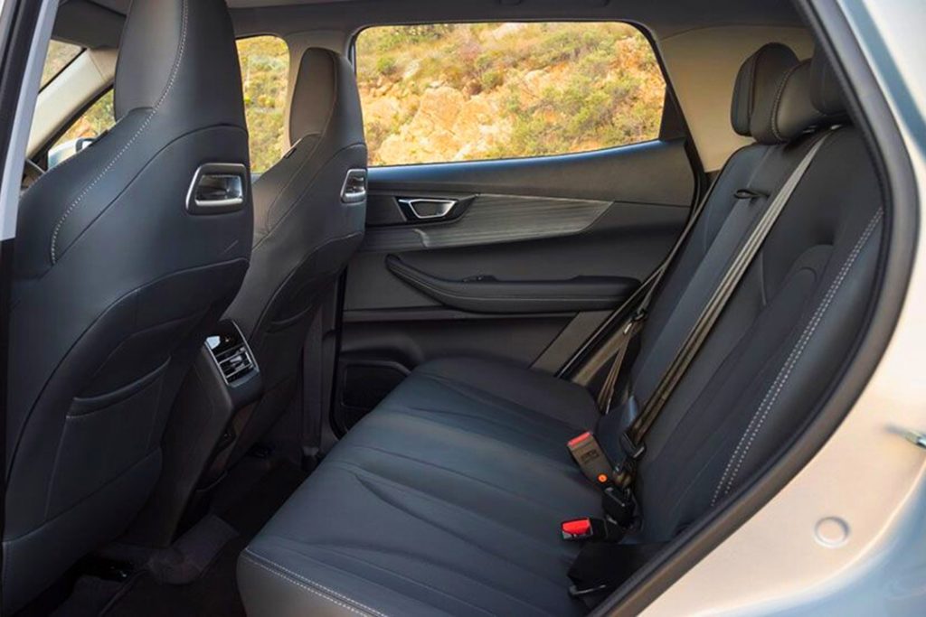 Banquette arrière du Chery Tiggo 4 Cross HEV offrant un espace adapté aux passagers
