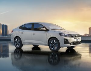 Dacia Logan 2026 vue de trois quarts avant montrant le nouveau dessin de la calandre et des optiques LED