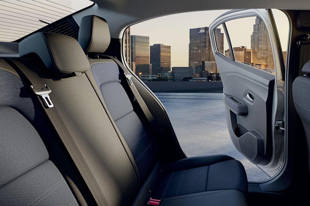 Banquette arrière Dacia Logan 2026 offrant un espace généreux pour trois passagers