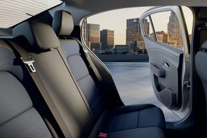 Banquette arrière Dacia Logan 2026 offrant un espace généreux pour trois passagers