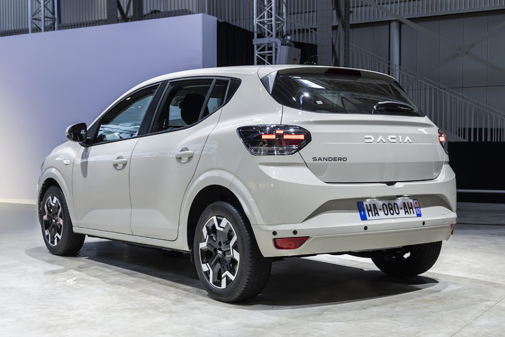 Dacia Sandero 2026 vue de trois quarts arrière avec feux LED redessinés