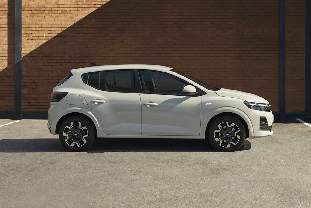  Dacia Sandero 2026 vue de profil mettant en avant la silhouette équilibrée de la citadine 
