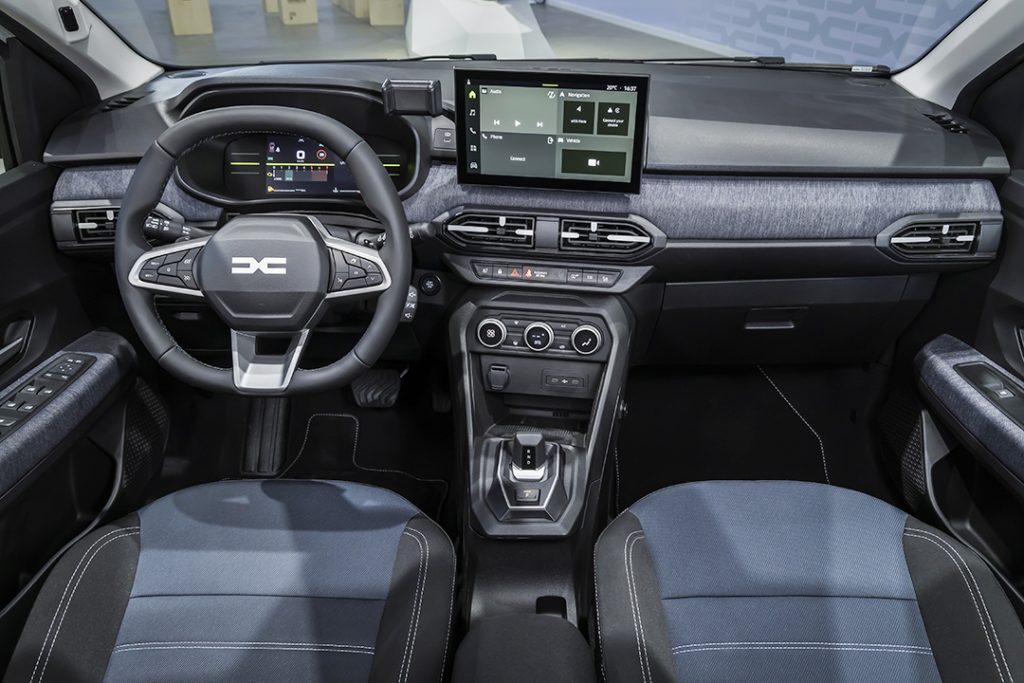 Tableau de bord Dacia Sandero 2026 avec écran central 10 pouces et instrumentation numérique 7 pouces
