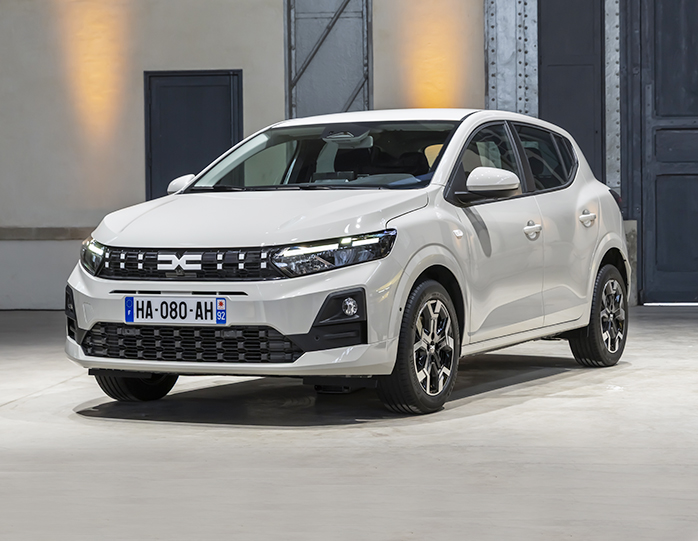 Dacia sandero 2026 vue de trois quarts avant montrant le nouveau bouclier et les optiques l e d dacia sandero exterior front view 2026 autonews