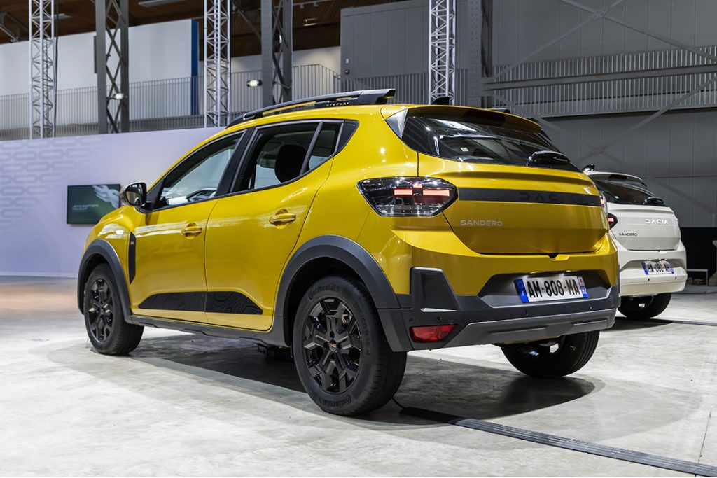 Dacia Sandero Stepway 2026 vue de trois quarts arrière mettant en avant le bouclier spécifique et la posture crossover