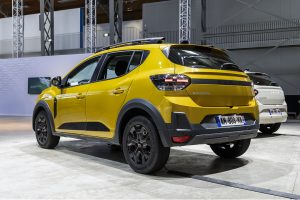 Dacia Sandero Stepway 2026 vue de trois quarts arrière mettant en avant le bouclier spécifique et la posture crossover