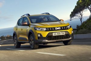Dacia Sandero Stepway 2026 vue de trois quarts avant montrant la posture rehaussée et le dessin des optiques LED