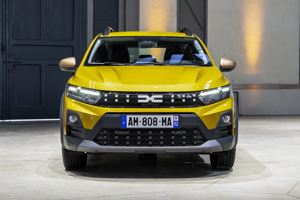 Dacia Sandero Stepway 2026 face avant avec signature lumineuse LED en T inversé et calandre à motif pixels