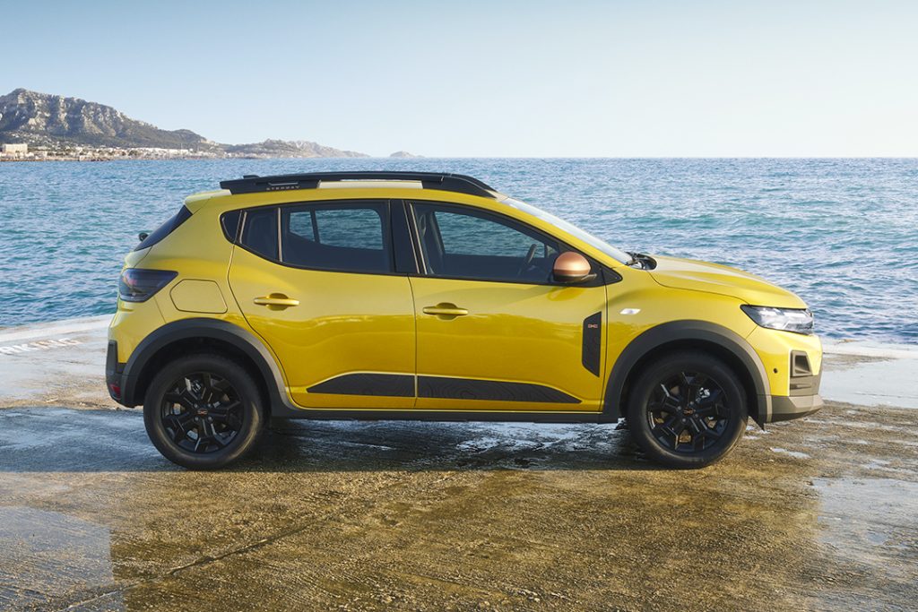 Dacia Sandero Stepway 2026 vue de profil avec garde au sol majorée (174 mm) et protections de carrosserie en Starkle 