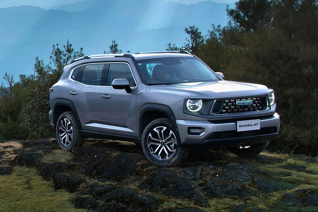 La face avant du Haval H7 se signale par des phares ronds et une calandre large