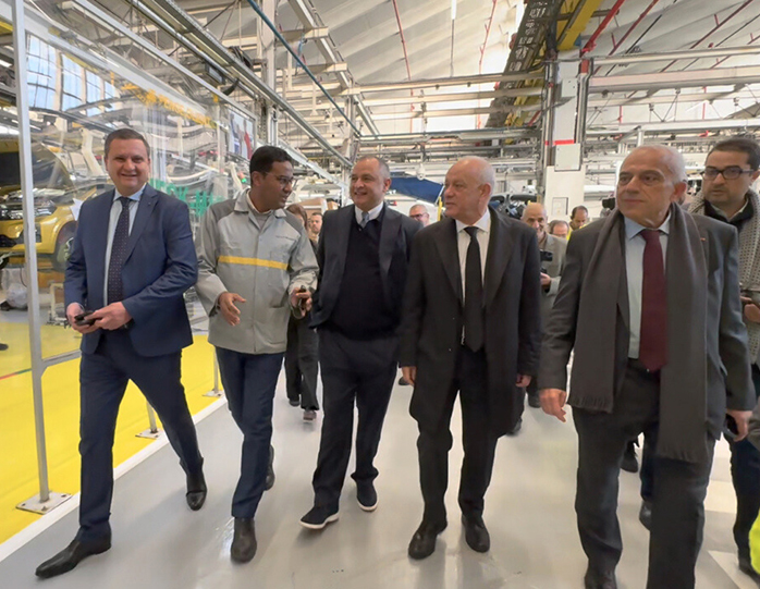 Ryad mezzour ministre de l industrie et du commerce aux côtés de mohamed bachiri directeur général de renault group maroc et des officiels de la région de casablanca lors de la présentation de la gamme dacia 2026 à lusine s o m a c a somaca gamme dacia ryad mezzour ministre mohamed bachiri pdg renault