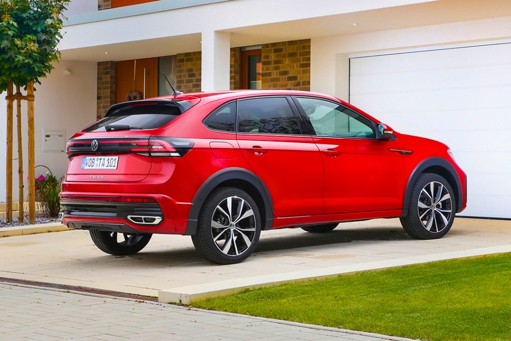 Arrière du Volkswagen Taigo avec bandeau lumineux et hayon incliné