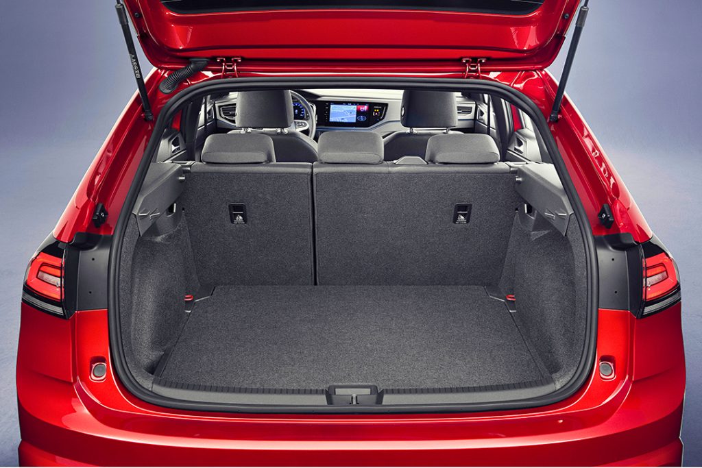 Coffre du Volkswagen Taigo affichant un volume de 440 litres 