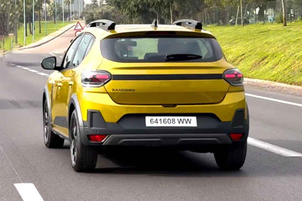 Arrière Dacia Sandero Stepway 2026 avec bandeau noir reliant les feux et becquet sur le hayon
