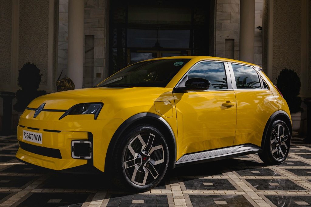 Renault 5 E-Tech électrique au Maroc – vue de trois quarts avant en teinte jaune