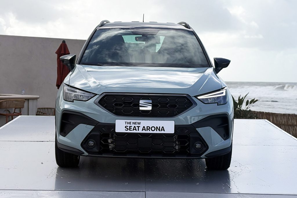 Sièges avant du Seat Arona 2026 finition FR avec appuie-têtes intégrés