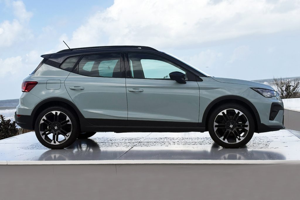 Seat Arona 2026 avec protections en plastique noir et barres de toit noires