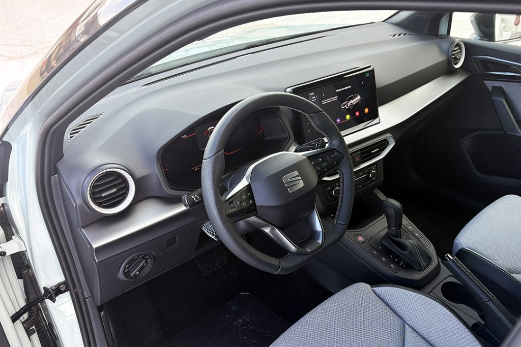 Tableau de bord du Seat Arona 2026 avec instrumentation digitale et écran central