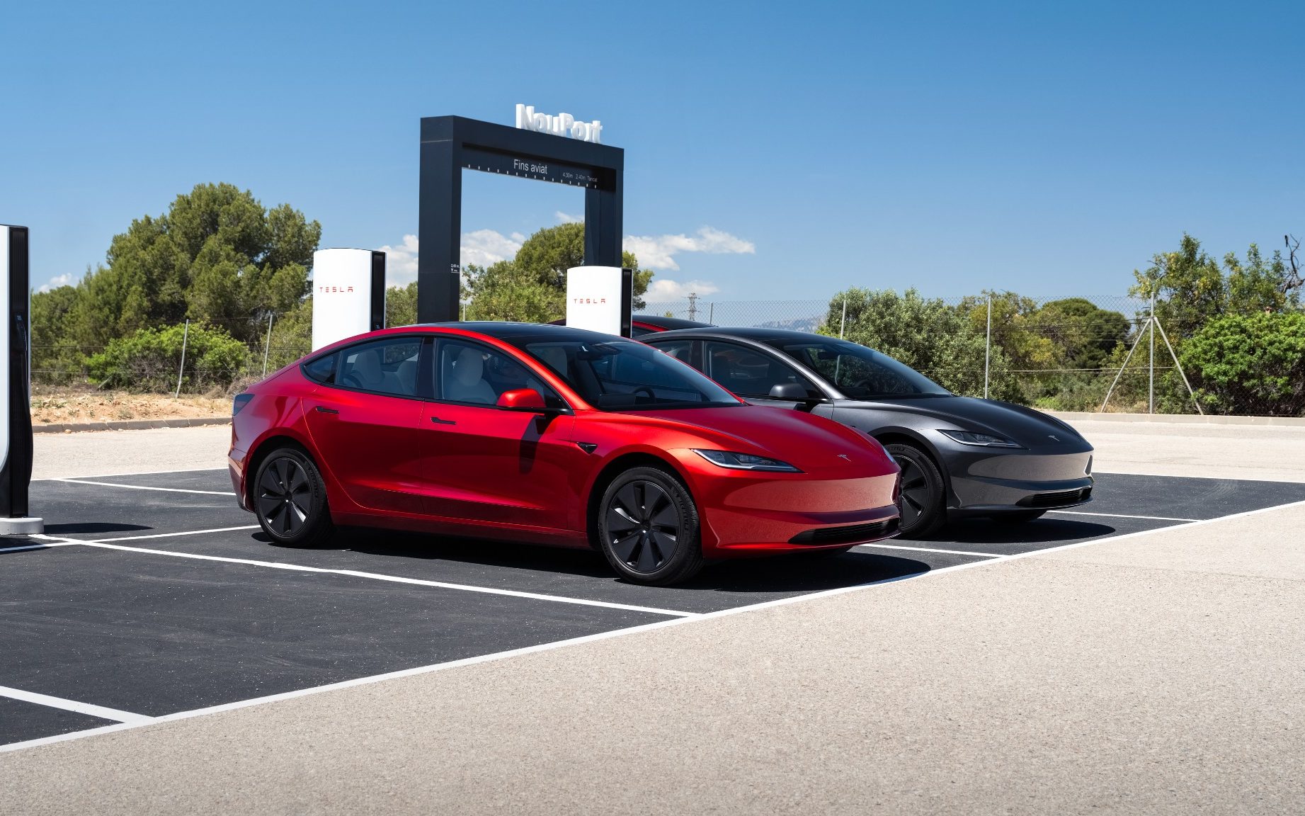 Tesla model 3 et model y stationnées devant une borne supercharger illustrant linfrastructure de recharge tesla déjà opérationnelle au maroc tesla model 3 y supercharger maroc 2026