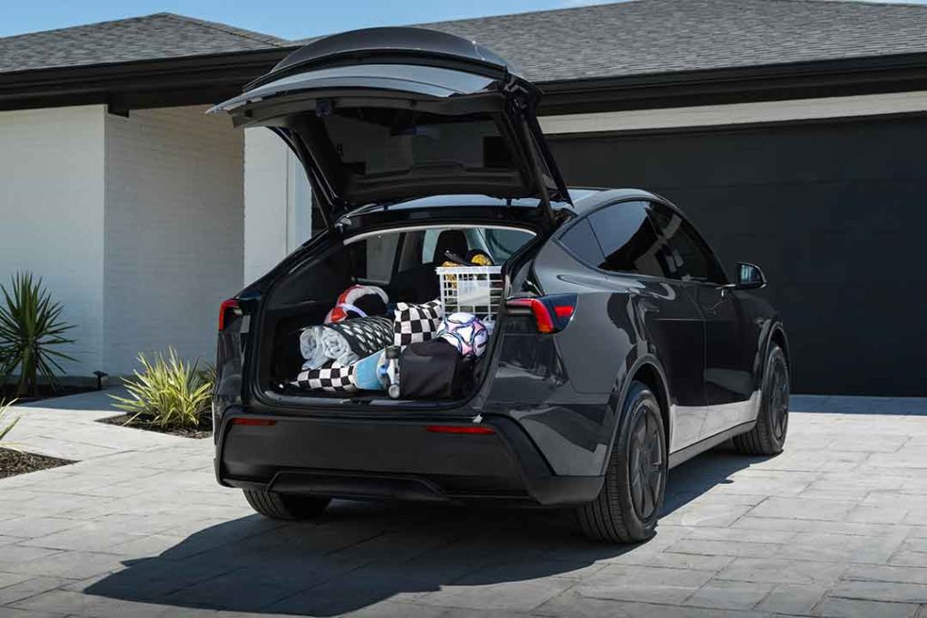 Coffre du Tesla Model Y affichant un volume de chargement de 850 litres