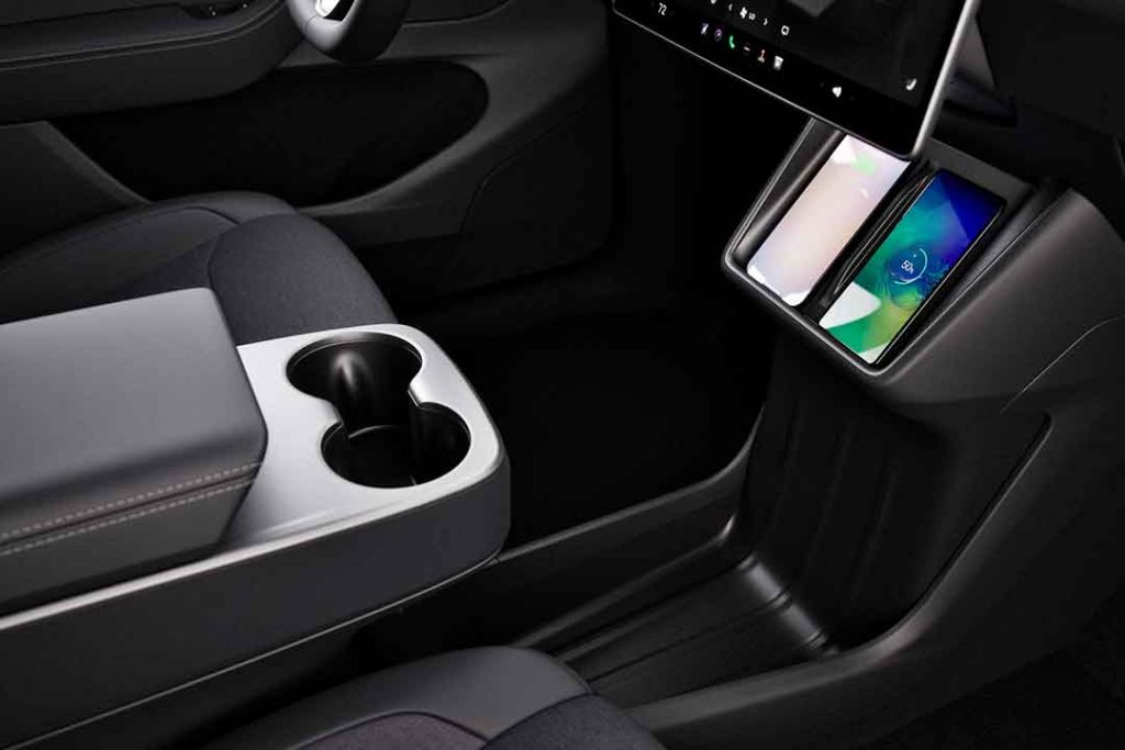 Double chargeur à induction Tesla Model Y intérieur