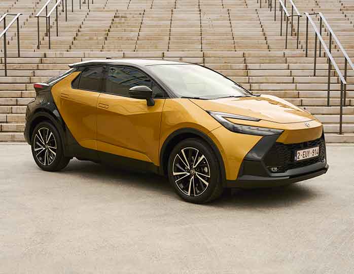 Toyota c h r 2026 maroc face avant avec calandre pointue et feux l e d en forme de c toyota c rh 2026 exterior front view