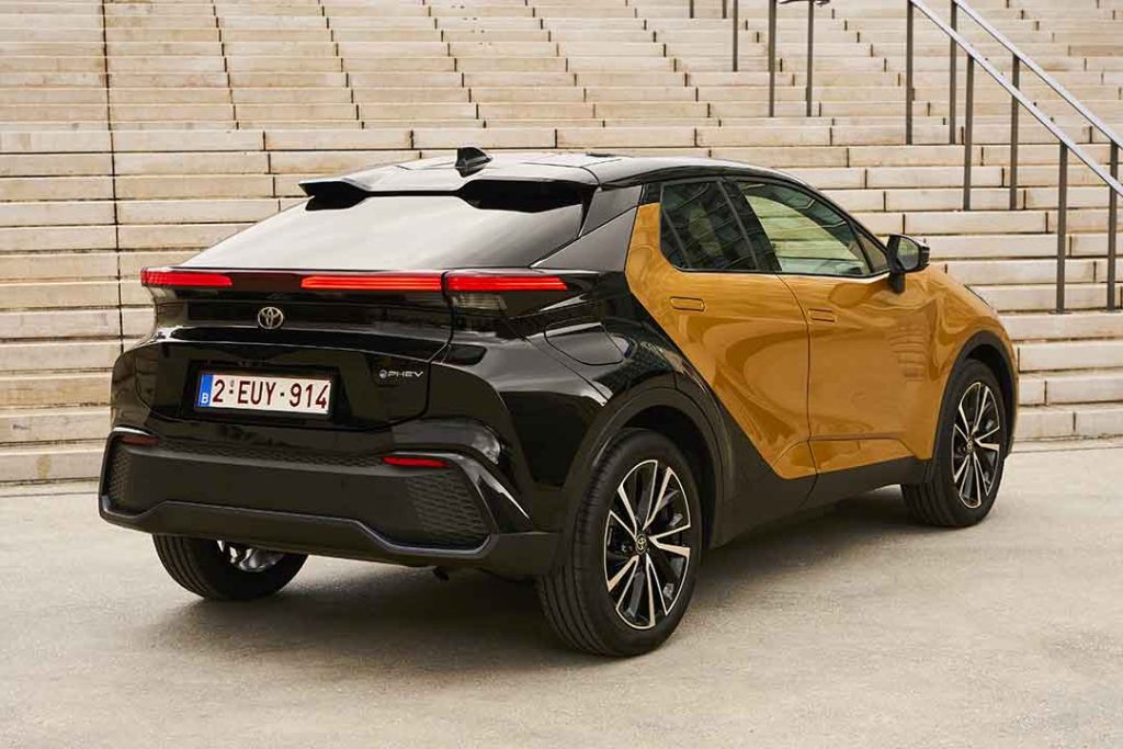 Toyota C-HR 2026 Maroc arrière avec bandeau lumineux et logo Toyota éclairé