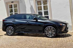 Lexus RZ 500e AWD Premium vue trois quarts avant