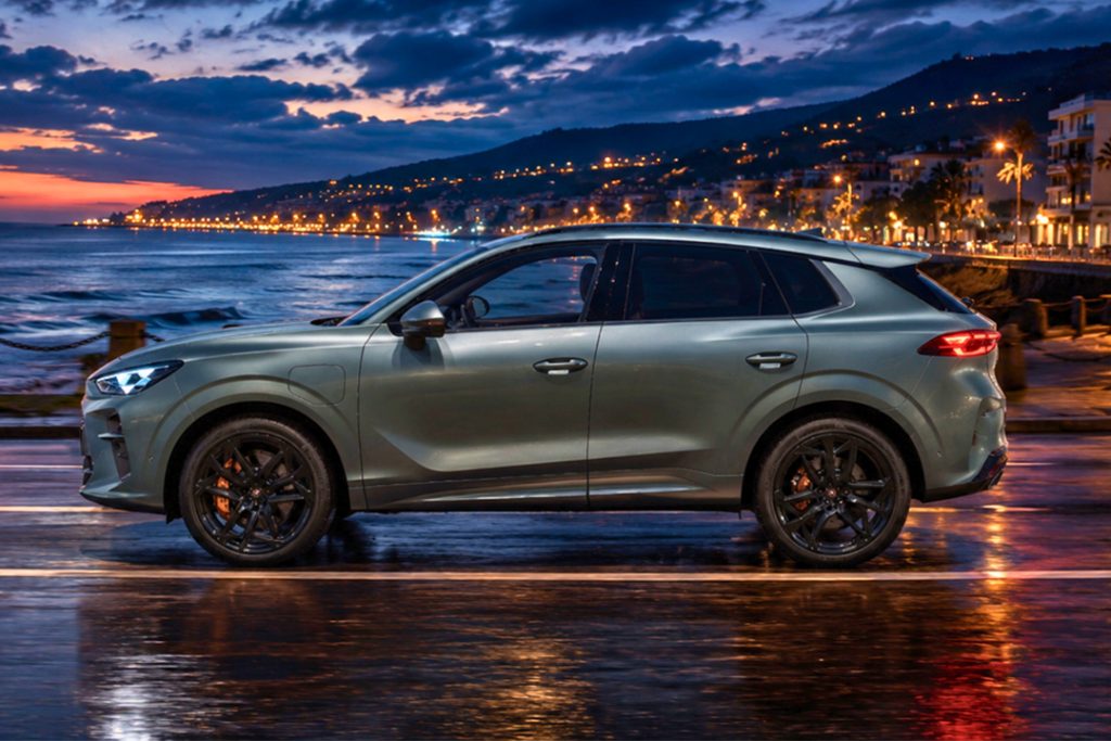 Profil du Cupra Terramar avec jantes 19 pouces et ligne sportive