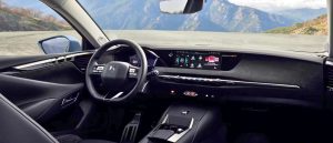 Intérieur de la DS N°4 avec écran central 10 pouces et finition Alcantara