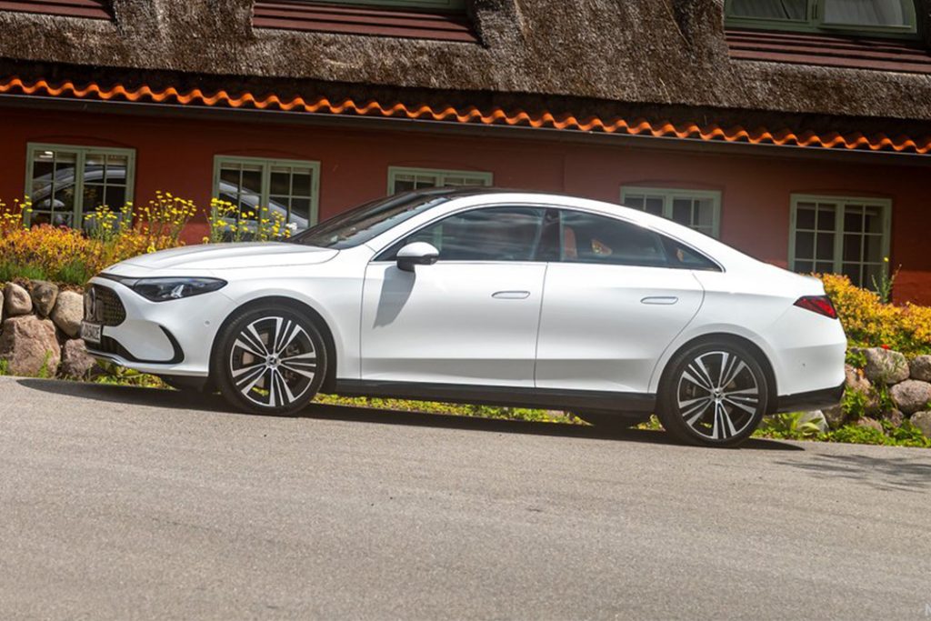 Profil de la Mercedes CLA 2026 avec silhouette coupé et poignées affleurantes