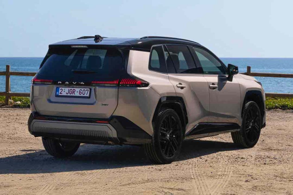 Toyota RAV4 2026 arrière SUV hybride