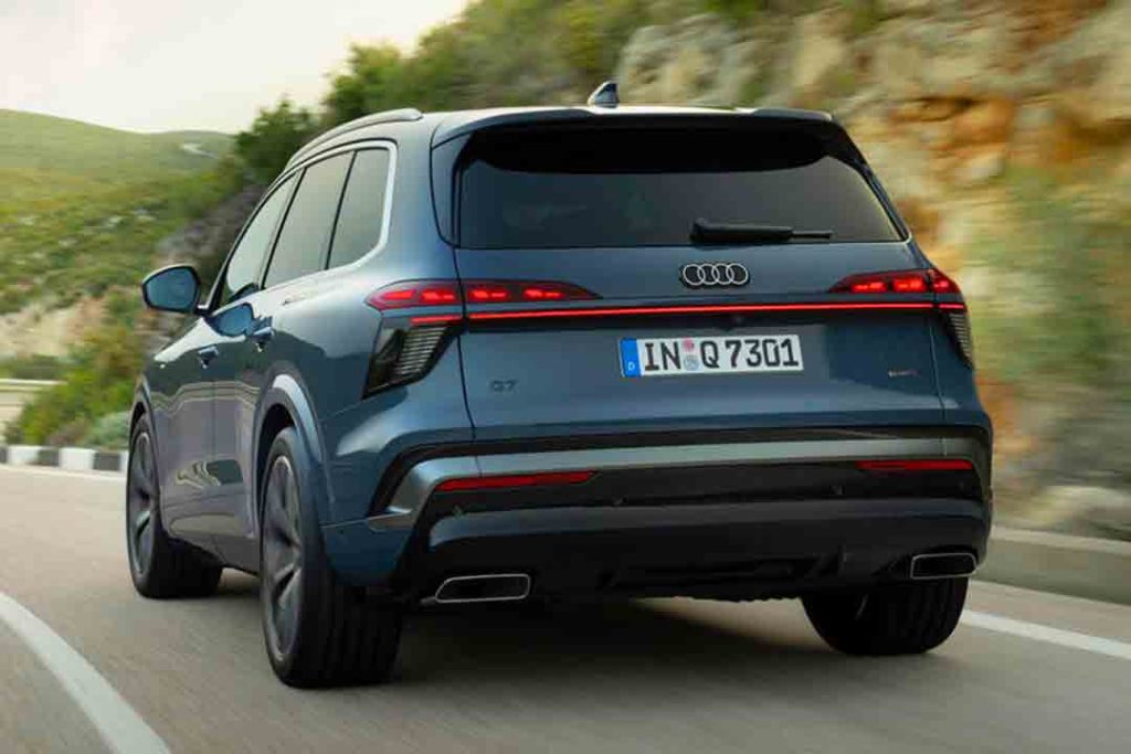 Audi Q7 2027 vue arrière avec feux OLED et bandeau lumineux