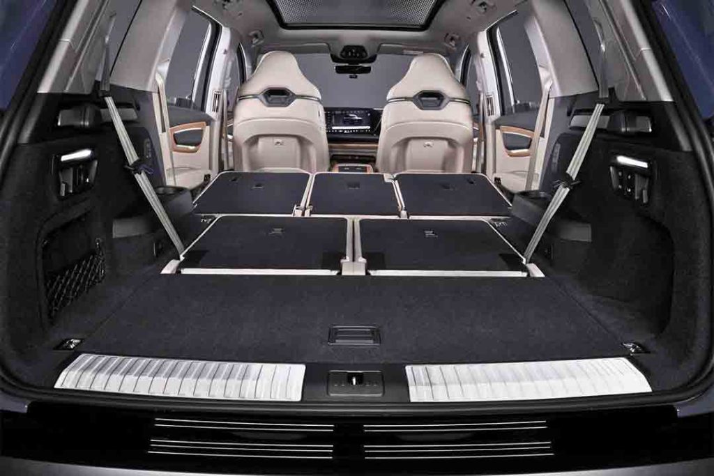 Coffre Audi Q7 2027 volume de chargement SUV familial premium