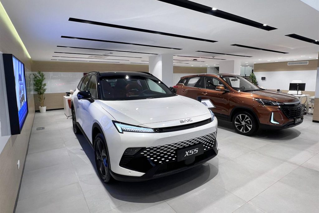 Intérieur showroom BAIC Casablanca exposition SUV BJ30e X55 X7