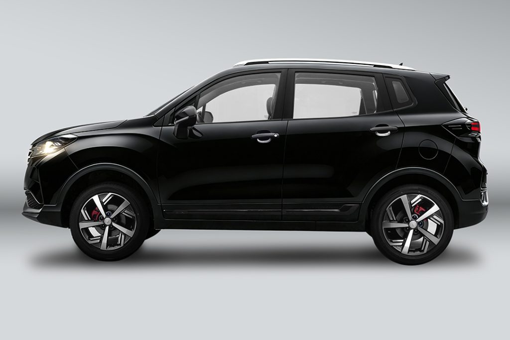 Alt : Profil du Changan CS15 avec protections de carrosserie et jantes alliage