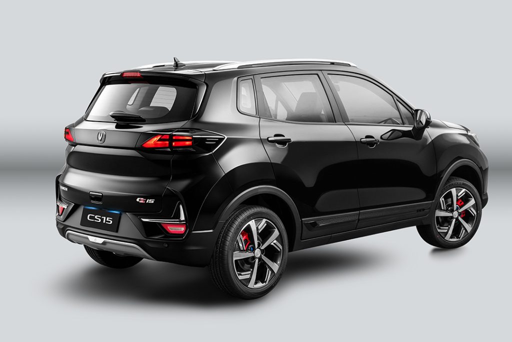 Vue arrière du Changan CS15 avec feux horizontaux et hayon sculpté