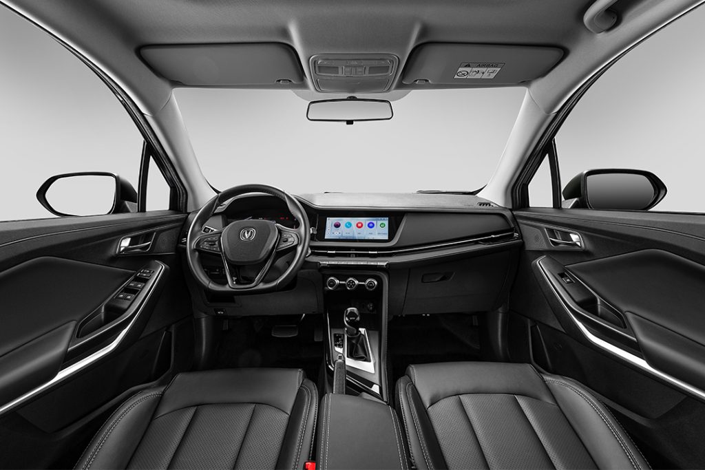 Intérieur du Changan CS15 avec écran central et tableau de bord numérique