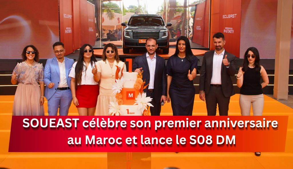 Équipe Soueast Maroc célébrant le premier anniversaire de la marque autour du gâteau officiel